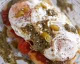 Foto del paso 5 de la receta: Tosta de huevo frito, tomate cherry con pesto y queso fundido