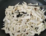 A picture of step 4 of Hokkien mee.