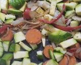 Foto del paso 2 de la receta: Verduras con salchichas parrilleras y huevo