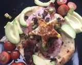 A picture of step 5 of Flatbread, bacon, egg and avocado 🥑.
