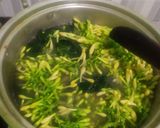 Foto langkah ke 1 dari resep Oseng Bunga Pepaya.