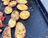 Une image de l'étape 4 de Pommes de terre rouges grillées aux épices et origan.