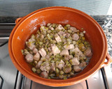 Foto del paso 3 de la receta: Habitas con ajos lomo y longaniza