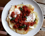 Foto del paso 4 de la receta: Huevos estrellados con pisto de bacalao