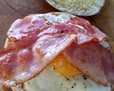 Foto del paso 3 de la receta: Bagel con tocino, huevo y jitomate asado