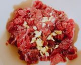 Hình bước làm 1 của món Xà lách trộn thịt bò
