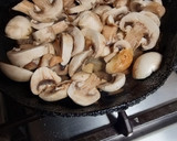 Foto del paso 2 de la receta: Lasaña de tallos de acelga con salsa de carne y champiñones