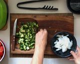 Foto del paso 1 de la receta: Salsa de Pollo Feliz | Salsa de Jitomate Cruda