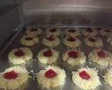 Foto langkah ke 5 dari resep Strawberry Thumbprint Cookies (Resep cc Tintin Rayner).