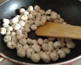 A picture of step 1 of Makhana Peanut Bhel.