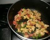 A picture of step 4 of Chicken vegetable Maggi.