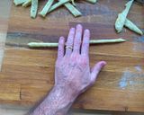 Foto del passaggio 4 della ricetta Grissini al Pesto di Agrumi