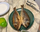 Foto del passaggio 4 della ricetta Orata croccante con pesto di erbe e fiori
