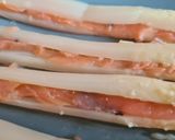 Foto del paso 2 de la receta: Espárragos blancos con salmón ahumado