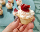 Foto del paso 3 de la receta: Canapé de queso cottage con caqui y jamón de pato