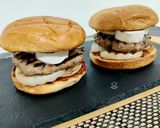 Foto del paso 6 de la receta: Burger de Butifarra de Cebolla Caramelizada con Queso de Cabra y Mermelada de Pétalos de Rosa