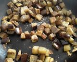 Foto del paso 8 de la receta: Pizza con masa de papa hecha en sartén...🤔🤨🙄🍕🧀🍳🌰🍆🧀🍕