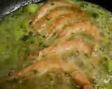 Foto del paso 4 de la receta: Bacalao en salsa verde de langostinos