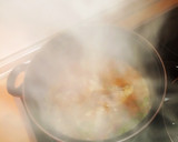 Foto del paso 2 de la receta: Guisado de pollo en reducción de vino y soja