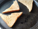 ચીઝી ગાર્લિક બ્રેડ (Cheesy Garlic Bread Recipe In Gujarati)