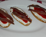 Foto del paso 1 de la receta: Tostadas con queso crema, mermelada de pimientos y anchoa