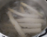 Foto del paso 2 de la receta: Espárragos blancos gratinados rellenos de panceta ibérica y nueces