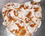 Foto del paso 14 de la receta: Cinnamon Roll Cake con Glaseado Tradicional