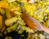 Foto del paso 14 de la receta: Arroz en paella,de pollo, ajos tiernos y habas, de la iaia Teresa