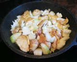Foto del paso 2 de la receta: Pollo con manzana en salsa al vino tinto