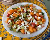 Une image de l'étape 17 de Salade composée de melon, tomates, concombre, oignon doux, feta et menthe.