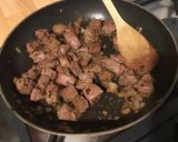 Une image de l'étape 8 de Bœuf aux girolles et persil.