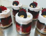 صورة لخطوة 8 من وصفة تحلية الفراولة 🍓 بالطبقات البنة منحكيلكمش 🥰😋