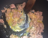 Foto del paso 6 de la receta: Noodles fritos con huevo y atún sobre crema de espinacas y setas
