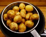 Фото кроку 2 до Молода картопля з кропом та шкварками.