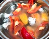 Hình bước làm 3 của món Canh Đầu Cá Mackerel Nấu Cà Chua & Ớt Chuông
