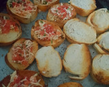 Foto del paso 1 de la receta: Tostaditas caprese (queso, tomate y albahaca)
