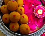 A picture of step 8 of Panjiri Laddu recipe from flour and gram flour.