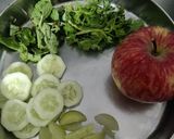A picture of step 1 of Healthy green juice.
