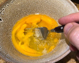 Foto del paso 2 de la receta: Tortilla francesa de atún y cebolla en Lékué Omelette al microondas
