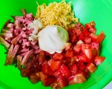 Фото кроку 1 до Салат с копченой колбасой, помидорами и сыром.