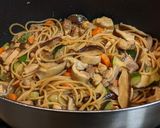 Foto del paso 5 de la receta: Spaghetti con pollo, shiitake y calabacín