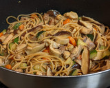 Foto del paso 5 de la receta: Spaghetti con pollo, shiitake y calabacín