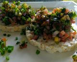 Foto del paso 2 de la receta: Montadito de Pico de Gallo sobre Galleta integral de Arroz!🎅🍻