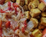 Foto del paso 6 de la receta: Tofu especiado con vegetales salteados 🧅🧄🫑
