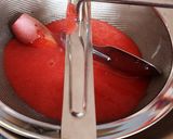 Une image de l'étape 3 de Bavarois aux fraises 🍓 coeur aux fruits rouges 😋.
