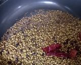 A picture of step 1 of Parwar aur baigan ki kaluji.
