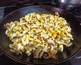 Foto del paso 3 de la receta: Arroz salteado con pechuga de pavo, espinacas y champiñones