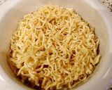 Hình bước làm 3 của món Mì Cay Xúc Xích