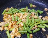 รูปขั้นตอนการทำที่ 2 ของ ถั่วฝักยาวผัดพริกแกง อกไก่