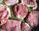 Foto del paso 1 de la receta: BONDIOLA DE CERDO CON ACELGA A LA CREMA 🤩😋🍻